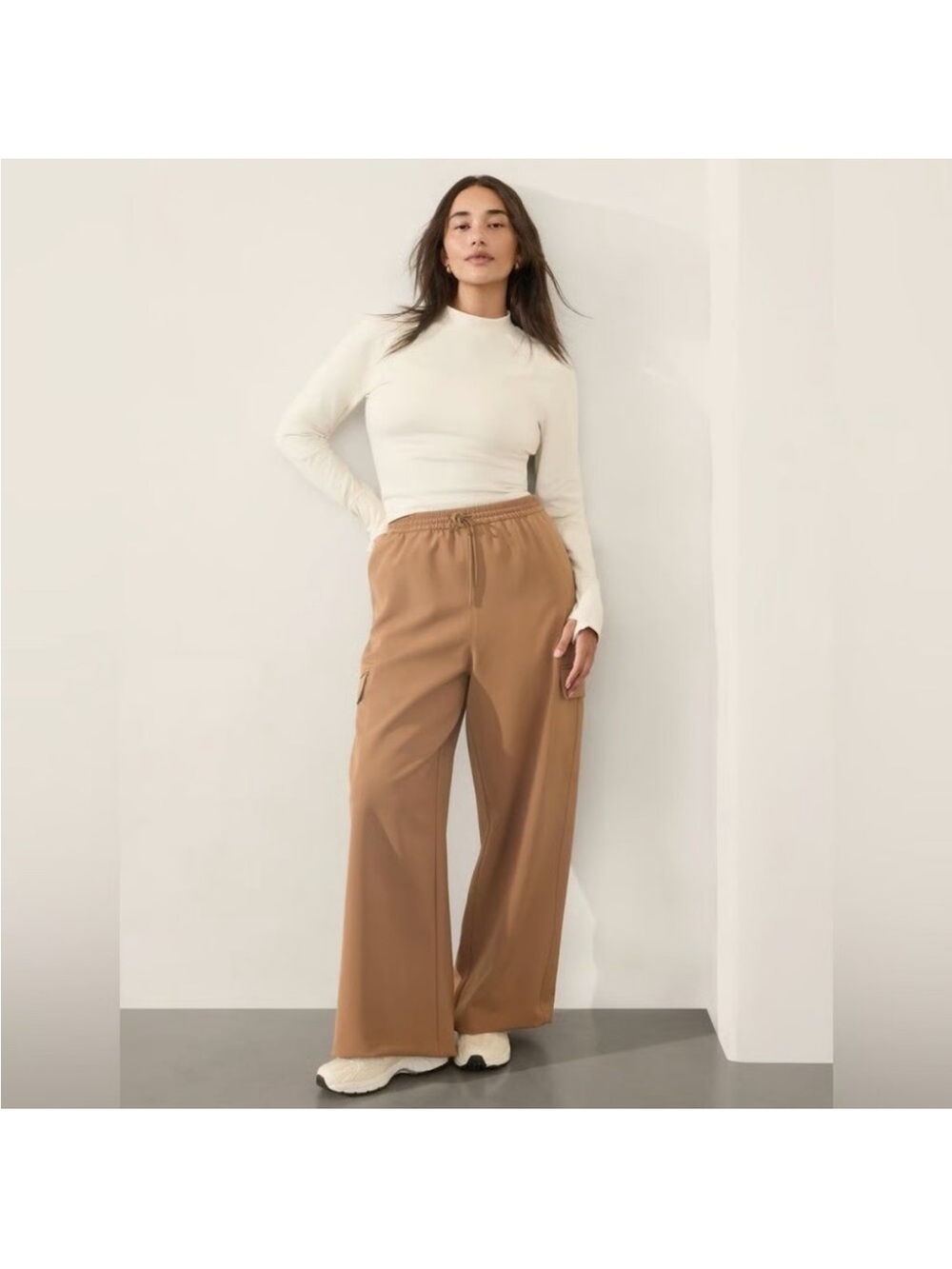 Athleta Promenade High Rise Cargo Pant in Walnut Size Extra Small XS
NWT